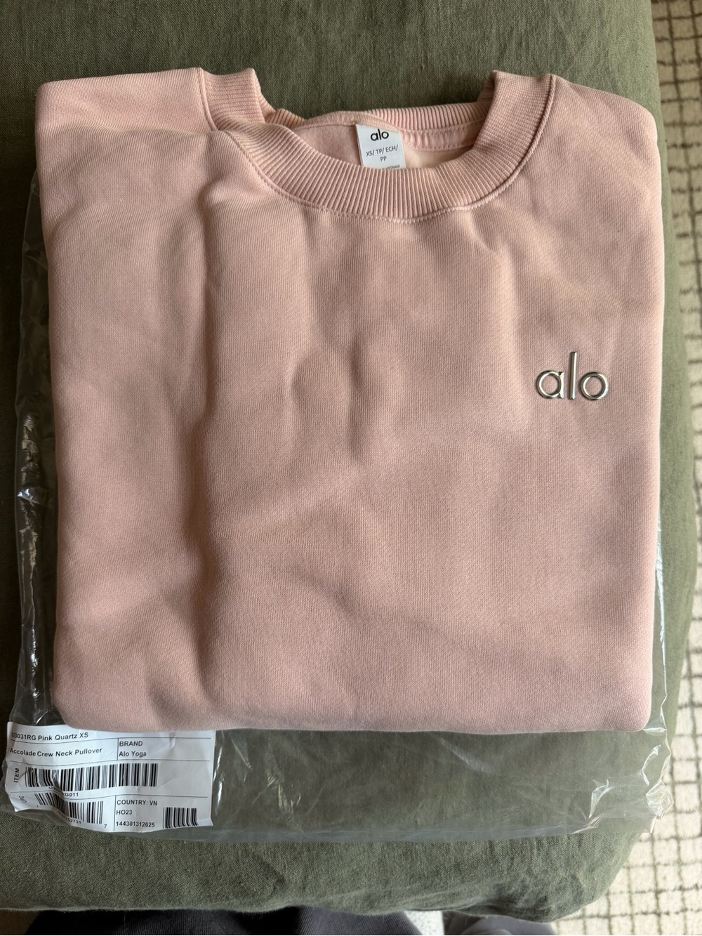 ALO CREWNECK ACCOLADE PULLOVER SIZE XS PINK QUARTZ LIMITED EDITION COLOR!